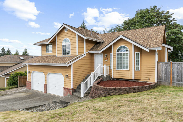 Front image of 8120 77th Ave NE, Marysville, WA 98270 A tri-level home for sale